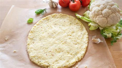Diagrama paso a paso mostrando cómo preparar la base de pizza de coliflor.