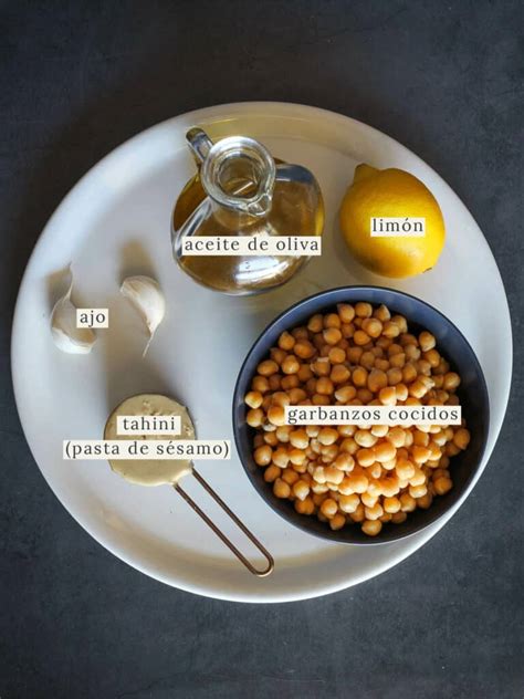 Infografía detallando los ingredientes principales del hummus con ensalada de bulgur, separando la composición de la ensalada y del hummus.