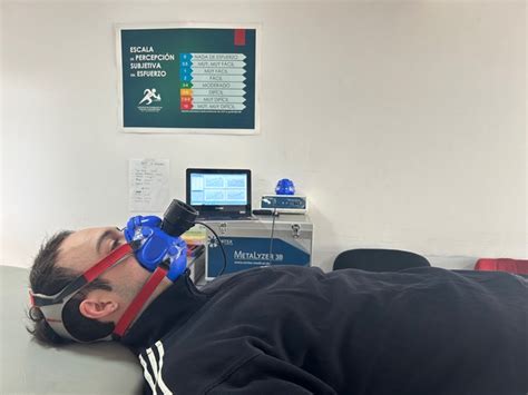 Esquema del equipo de calorimetría indirecta y la máscara facial utilizada para la medición de gases.