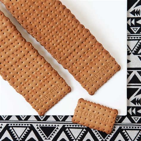 Galletas tostadas sencillas, alargadas y oscuras