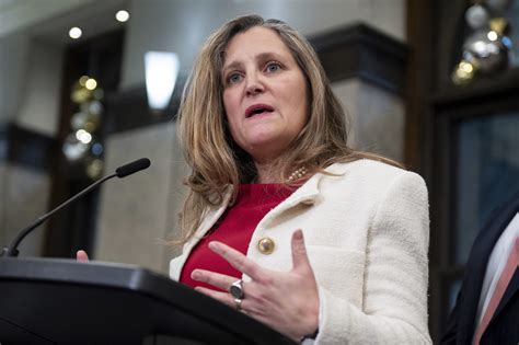 Fotografía de Cecilia Malmström y Chrystia Freeland durante la firma del CETA