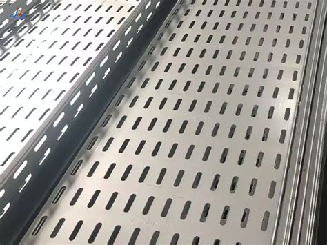 Bandejas perforadas de plástico para la exposición y transporte de mariscos y pescados.