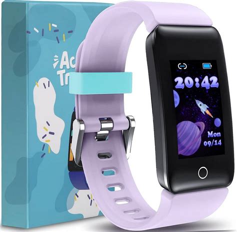 Primer plano de una pulsera de actividad mostrando la pantalla con datos de pasos y calorías.