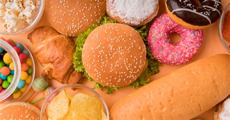 Gráfico comparativo de calorías, grasas y azúcares entre helado de chocolate y vainilla para una porción de 100 gramos.