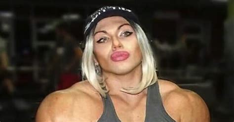 Nataliya Kuznetsova realizando levantamiento de pesas, mostrando su musculatura.