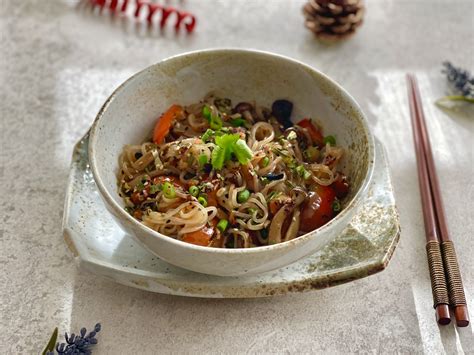 Imagen de un wok de verduras con fideos de konjac