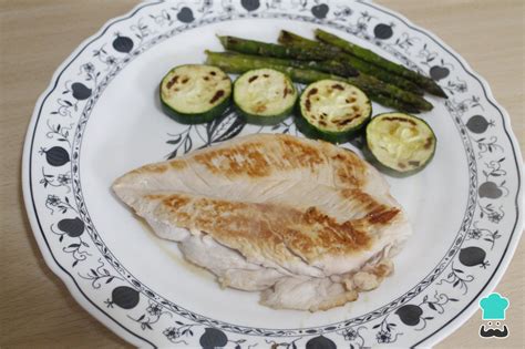 imagen de un filete de pechuga de pavo a la plancha con verduras