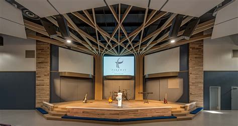 Imagen interior de una megaiglesia con gran congregación y escenario moderno