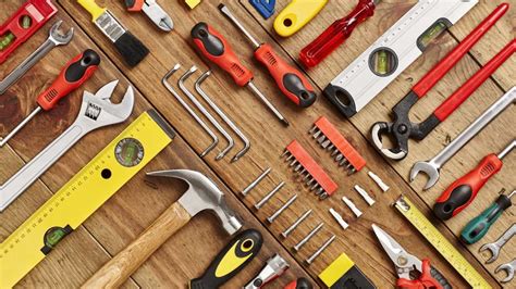 Imagen de una barra con discos, representando las herramientas básicas para el crecimiento muscular, con énfasis en ejercicios como sentadilla, peso muerto, press de banca y press militar.