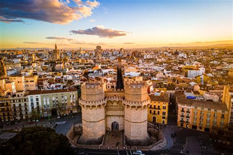 Vista panorámica de la ciudad de Valencia, destacando su casco histórico y moderno desarrollo.